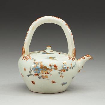 A Japanese imari tea pot with cover, Edo (1603-1868).