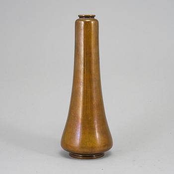 A Japanese bronze vase, Meiji period (1868-1912).