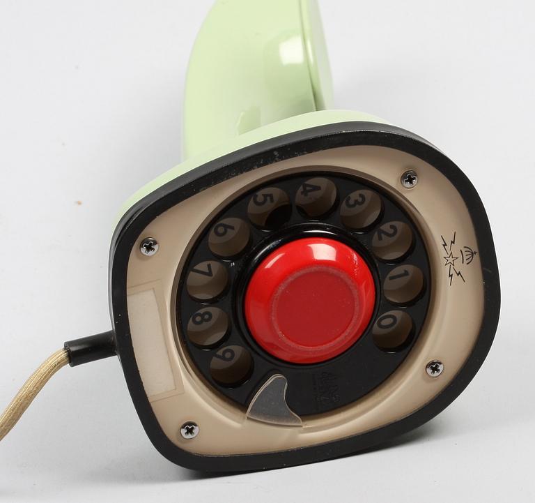 TELEFON. "Ericofonen", s.k. Kobra. Formgiven av Blomberg, Lysell och Thames. 1953-1954.