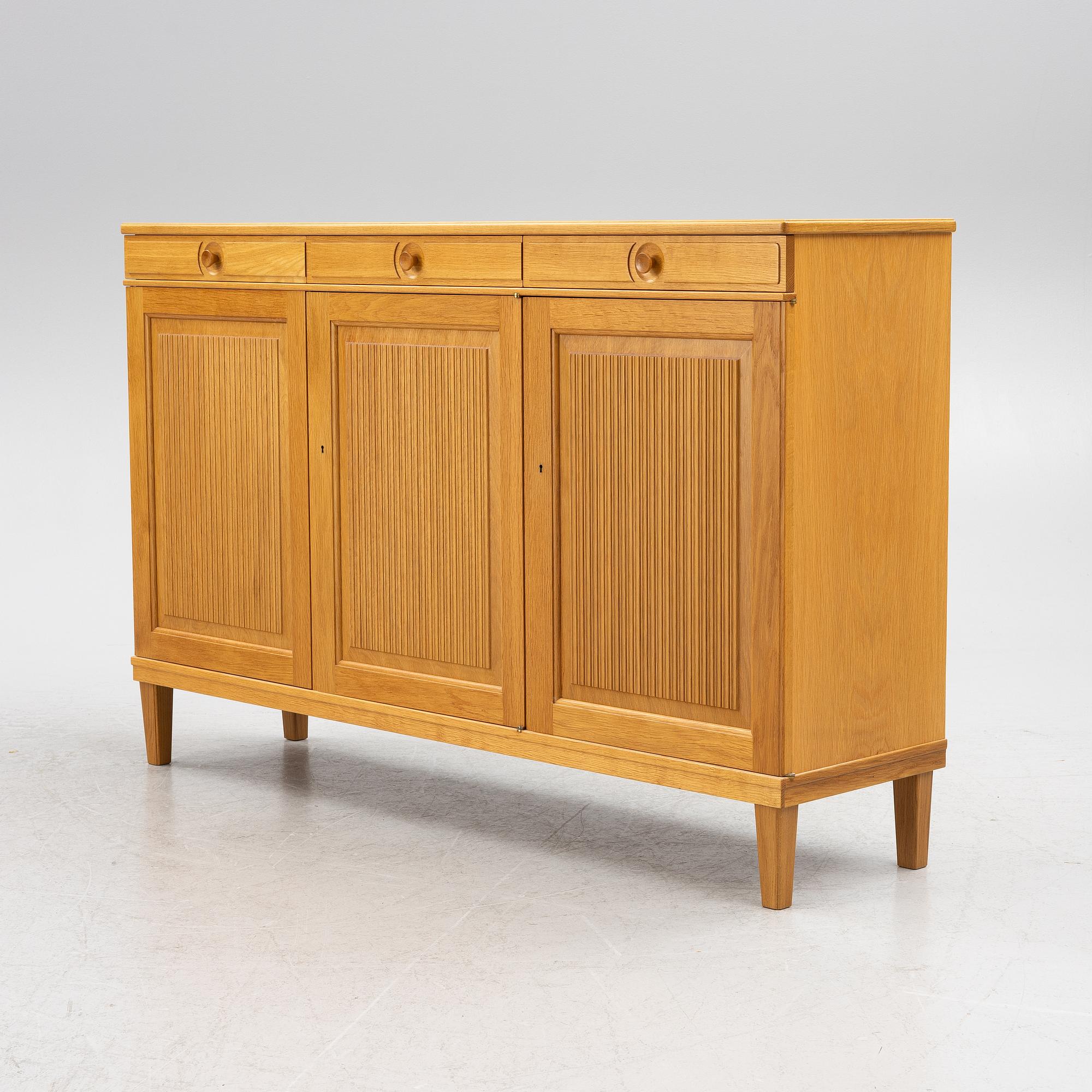 Carl Malmsten, sideboard, "Herrgården", Åfors Möbelfabrik, 1900-talets slut.