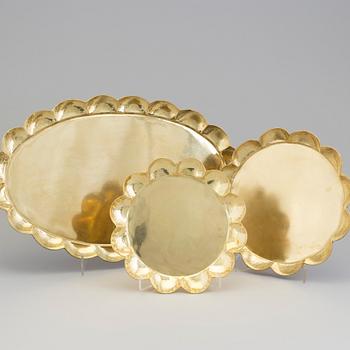 A set of three brass trays by Arvid Johansson, Arvika Konstsmide.