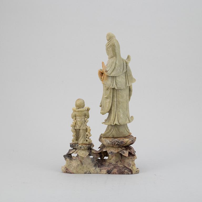 SKULPTURGRUPPER, två stycken, soapstone. Kina, 1900-tal.