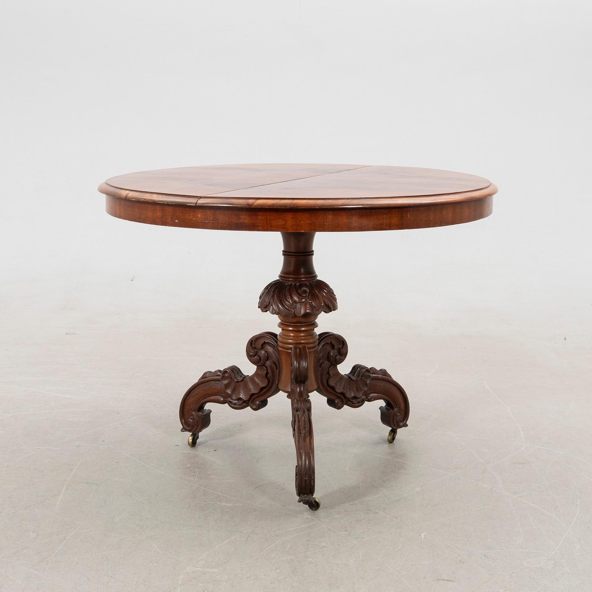 Salon table, mahogany, 19th century.