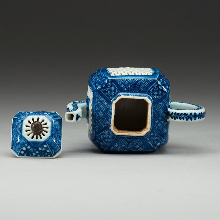 A blue and white tea pot with cover, Qing dynasty.