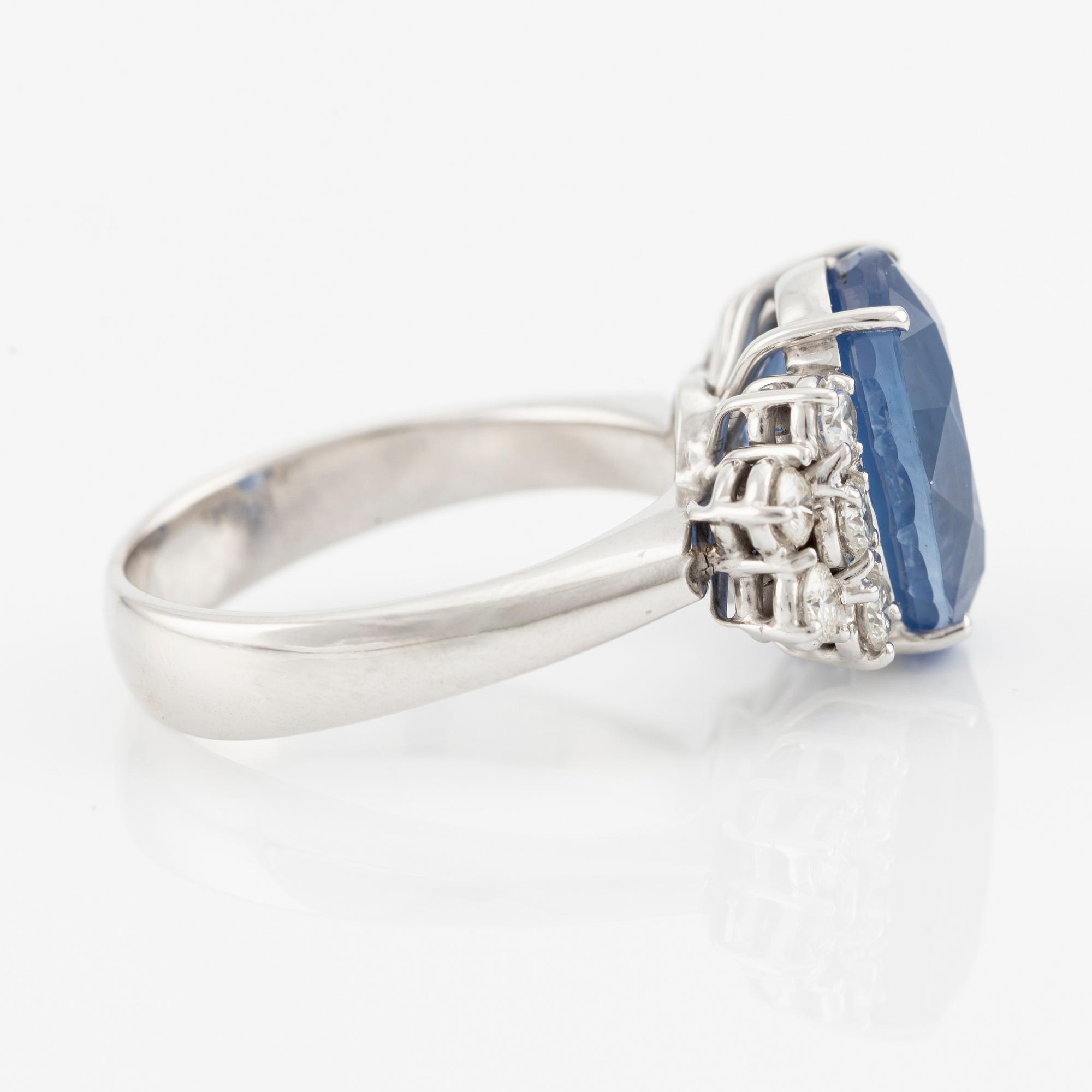 Ring in 18K gold with a faceted sapphire and round brilliant-cut diamonds.