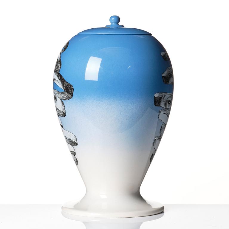 Piero Fornasetti, urna med lock ”Melafiscio”, Bitossi Ceramiche, Italien, ed 88/399, ca 2010.