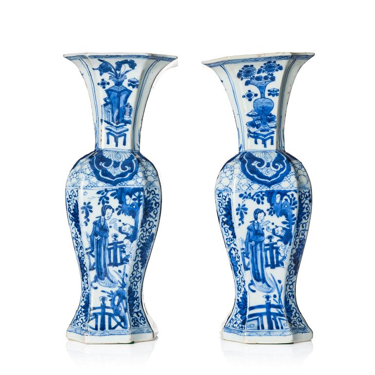 A pair of blue and white vases, Qing dynasty, Kangxi (1662-1722).