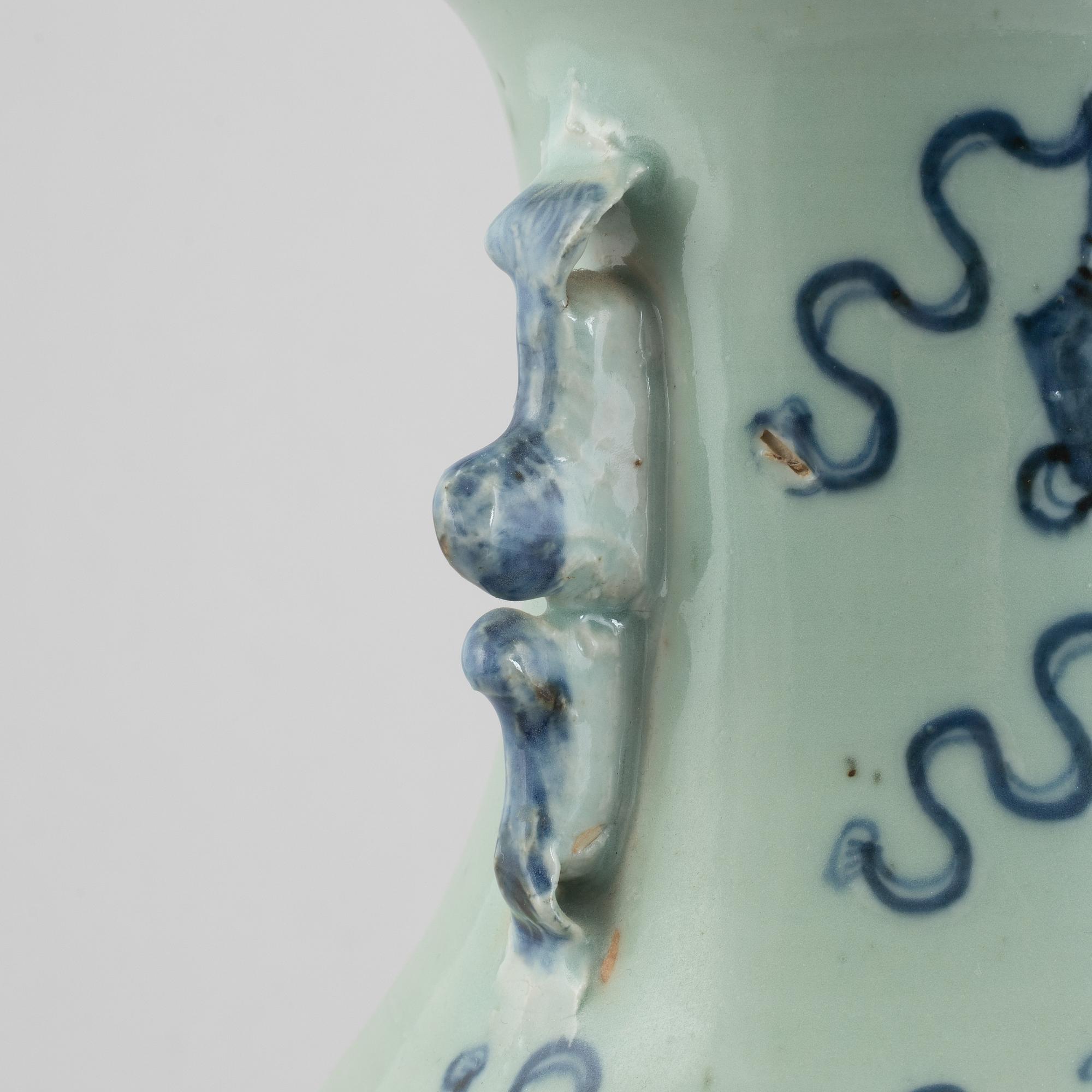 A porcelain vase, China, Qing dynasty, late 19th century.