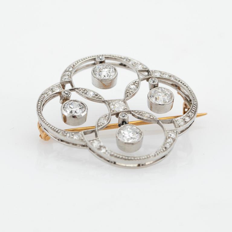 Brooch, 18k white gold openwork set with brilliant-cut diamonds.