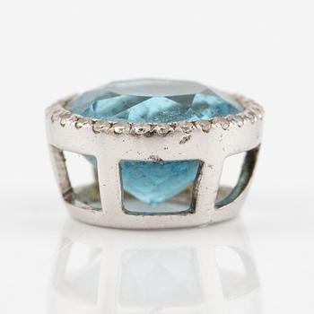 Hänge, 18K vitguld med topas och små åttkantslipade diamanter.