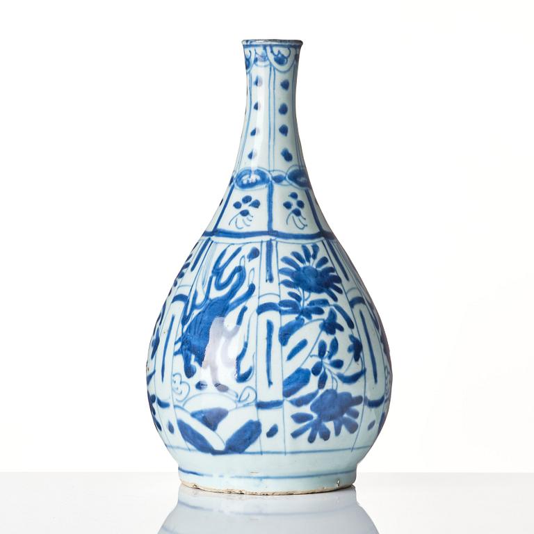 A blue and white flask, Ming dynasty, Wanli (1572-1620).