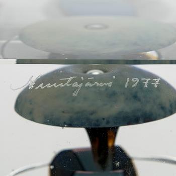 Oiva Toikka, vuosikuutio, signeerattu Oiva Toikka, Nuutajärvi 1977, numeroitu 662/2000.