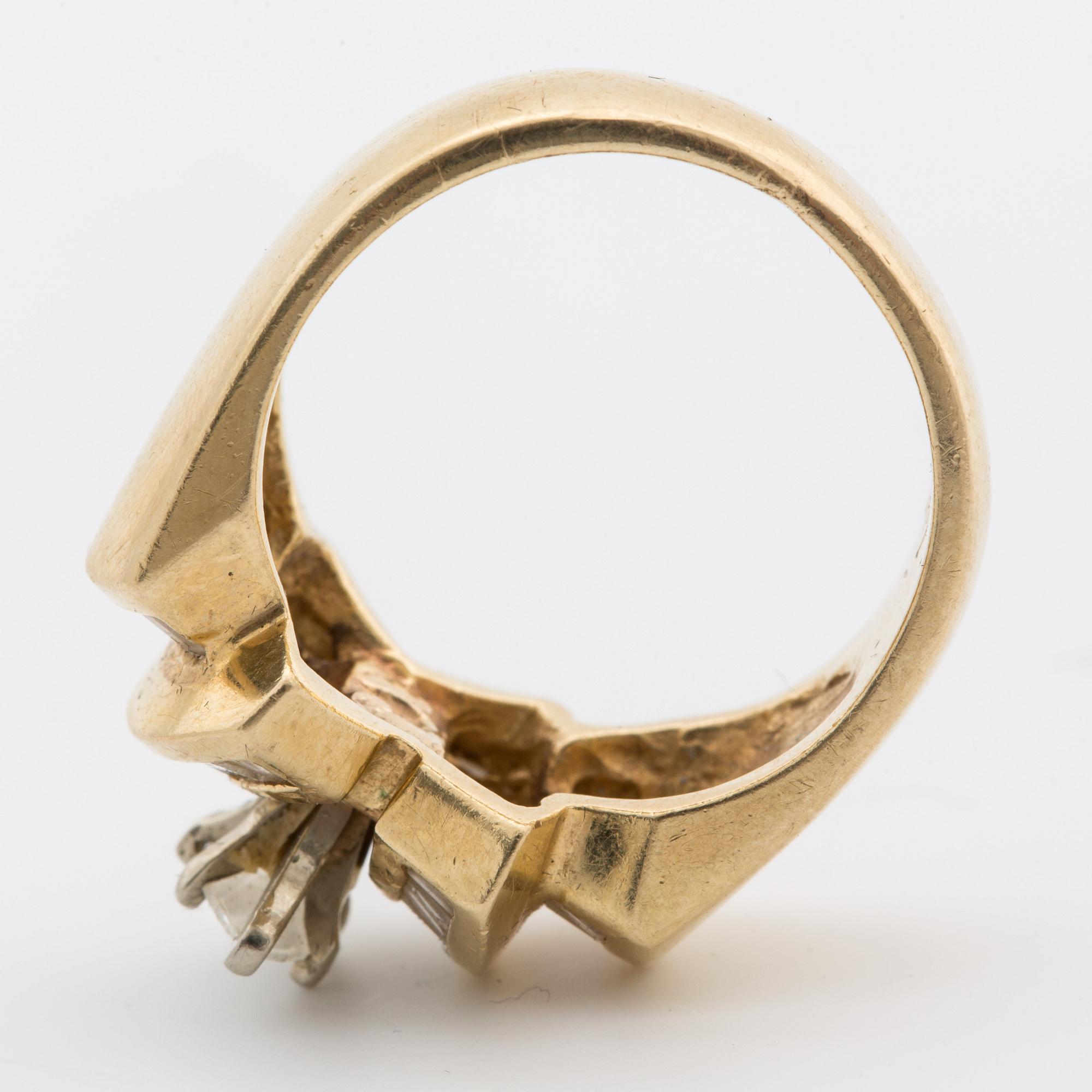 A ca 0.55 ct marquise-cut diamond ring with baguette-cut diamonds.