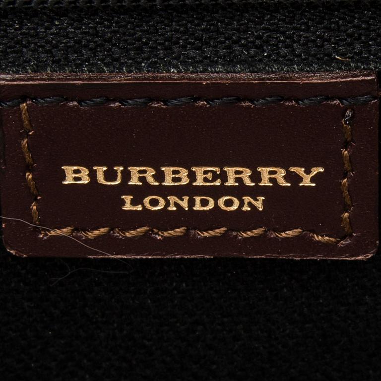 LAUKKU, Burberry.