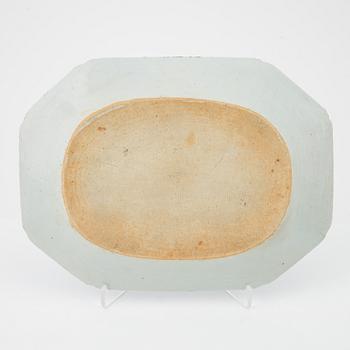 Stekfat, tre stycken, porslin, Kina, Qingdynastin, Qianlong (1736-95) samt Jiaqing (1796-1820).