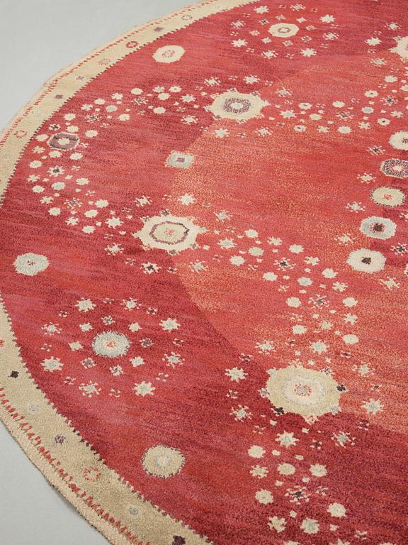 Barbro Nilsson, MATTA. "Röda rabatten". Oval. Flossa. 246 x 271 cm. Märta Måås-Fjetterström AB, Barbro Nilsson. Osignerad.