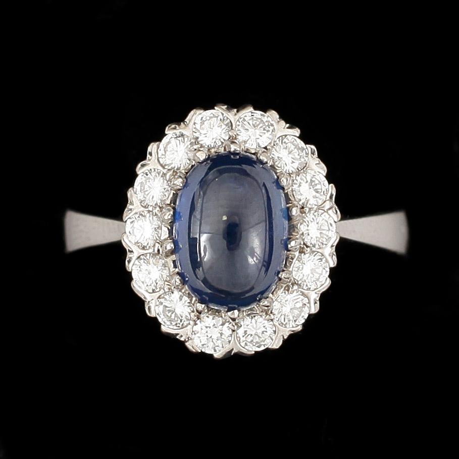 RING, 18k vitguld med caboschonslipad safir ca 2,25 ct och briljantslipade diamanter tot ca 0,56 ct. Total vikt ca 9 g.