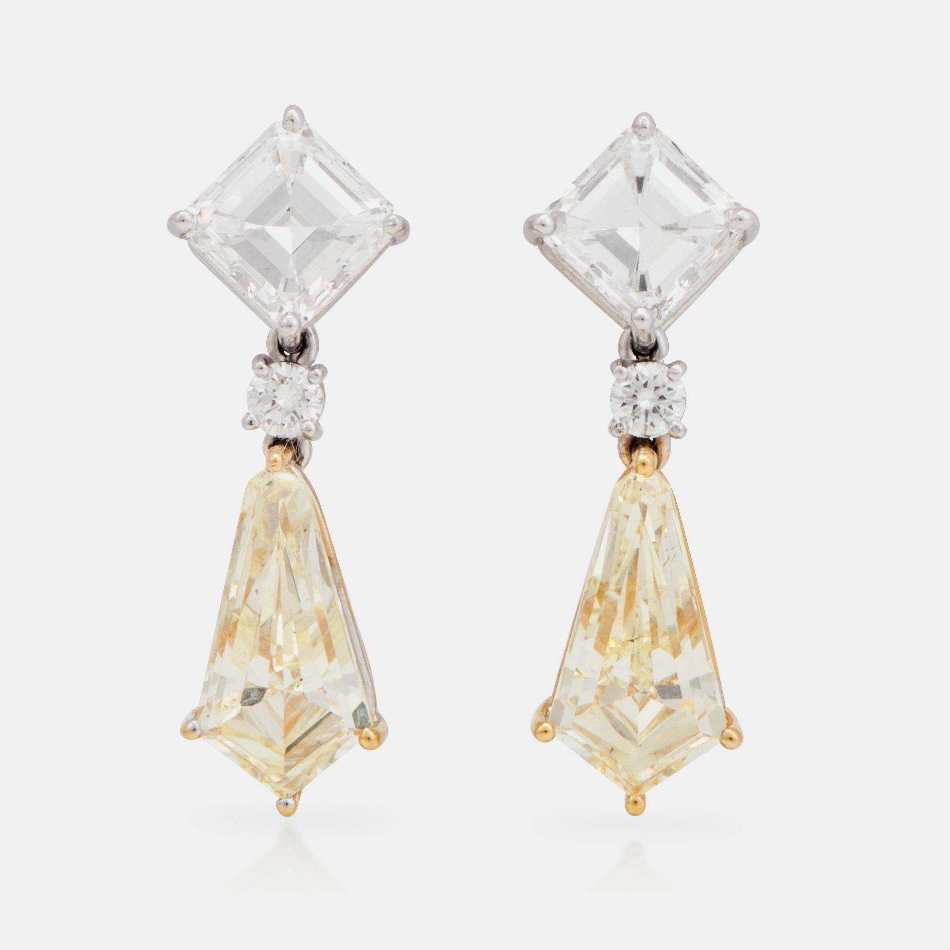 ÖRHÄNGEN med fancy light yellow samt färglösa diamanter, totalt 8.07ct.