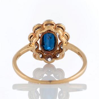 Safirring med gammalslipade diamanter platina och 18K guld.