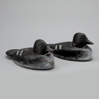 VETTAR, 2 st, målat trä, 1900-talets mitt.