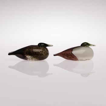 Two glass birds signed O. Toikka Nuutajärvi.