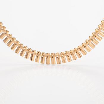 An 18K gold necklace. Italy.