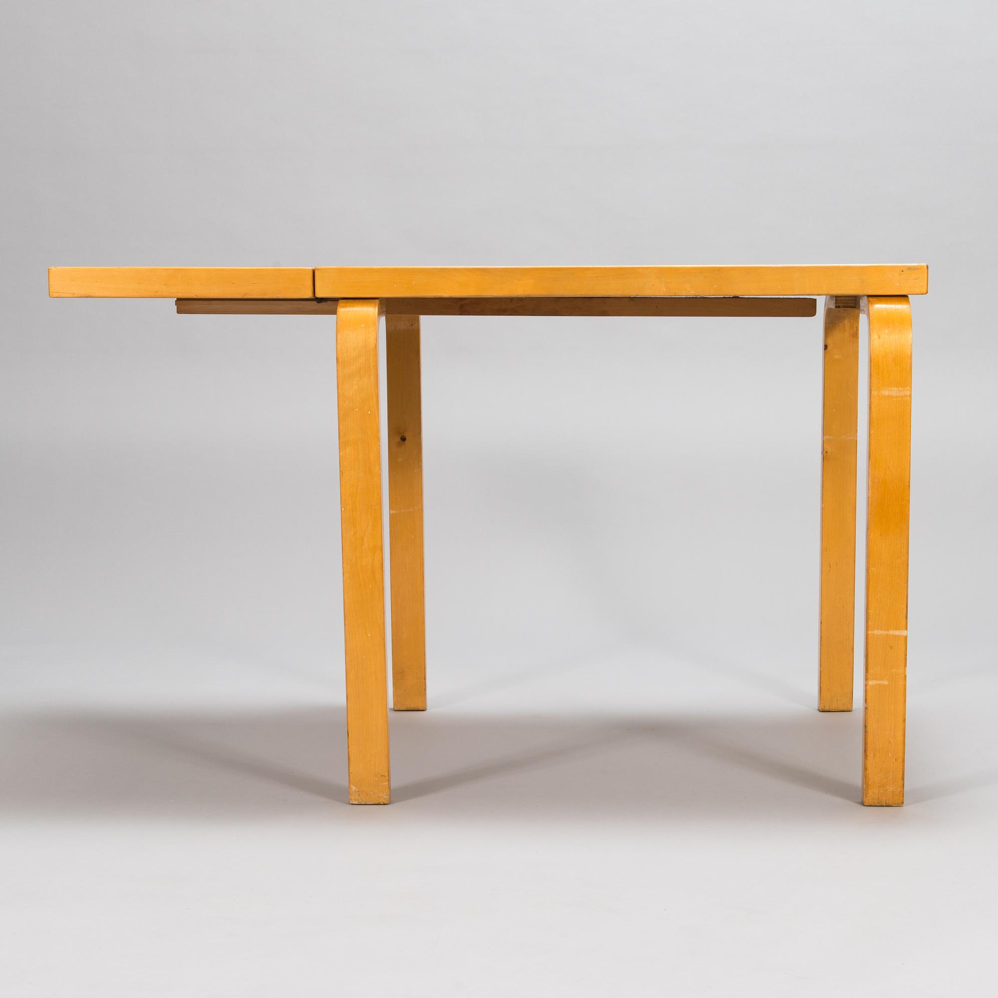 Alvar Aalto, klahvipöytä DL82 ja jakkaroita, 4 kpl, malli 60,  O.Y. Huonekalu-ja Rakennustyötehdas A.B. 1950-tal.