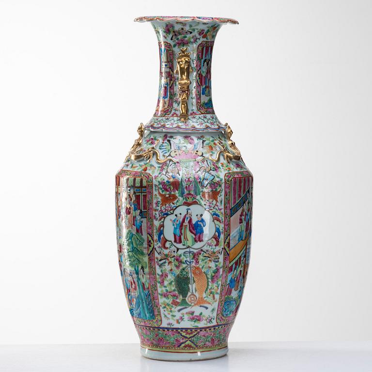 A famille rose Canton vase, Qing dynasty, 19th Century.