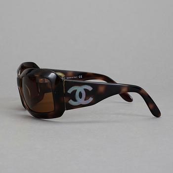 SOLGLASÖGON, Chanel.