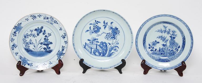 TALLRIKAR, 2 st, samt SKÅLFAT, porslin, Kina, 1800-tal.