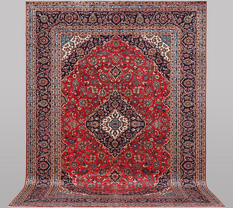 A carpet, Kashan, ca 401 x 284 cm.