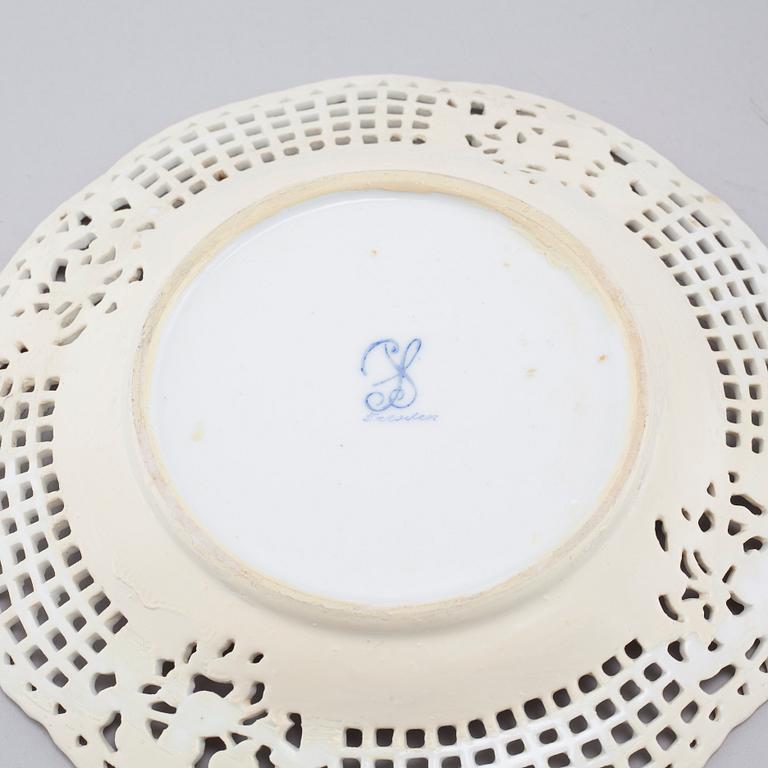 16 similar pieces of porcelain table ware, by Sächsische Porzellan-Manufaktur Dresden, 20th cenutry.