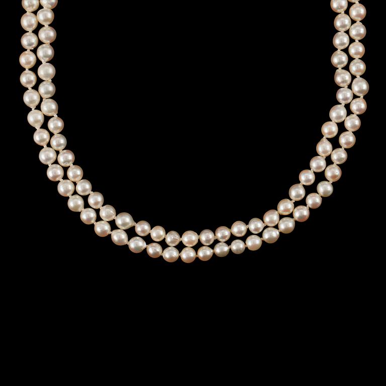 A cultured pearl necklace.
