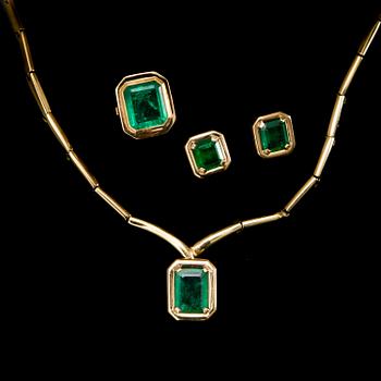 A NECKLACE, RING and A PAIR OF EARRINGS, emeralds, 18K gold. A. Tillander, Helsinki Finland 1992.
