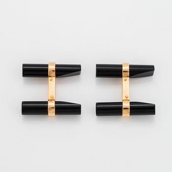 A pair of Cartier cufflinks in 18K gold and onyx.