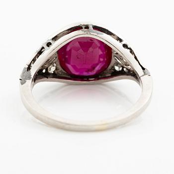 Ring platina med en fasettslipad rubin samt gammal- och åttkantslipade diamanter.