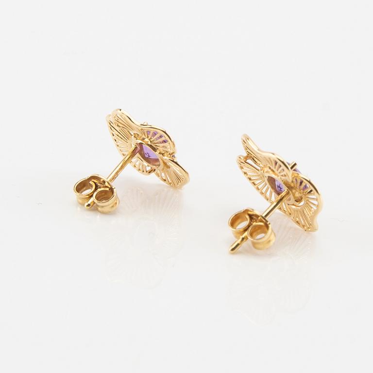 Pendant and a pair of earrings in 18K gold with round faceted amethysts.