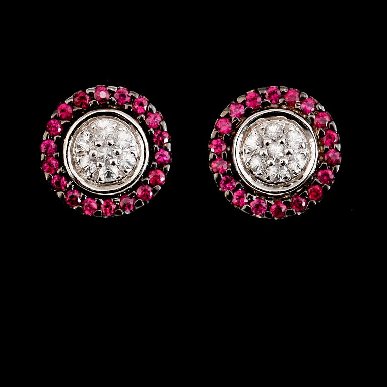 ÖRHÄNGEN, 1 par, 14K vitguld, rubiner och diamanter.
