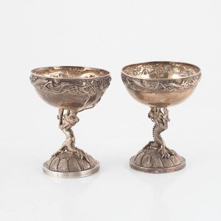 Bägare, två stycken, silver. Japan, 1900-tal. Otydliga mästarstämplar.