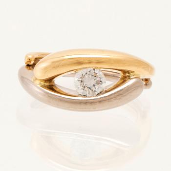 Ole Lynggaard, ring "Kjysen/Kyssen" 18K white and red gold with a round brilliant-cut diamond.