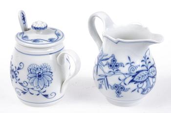 MATSERVIS, 87 delar, porslin, Meissen, lökmönstrad.