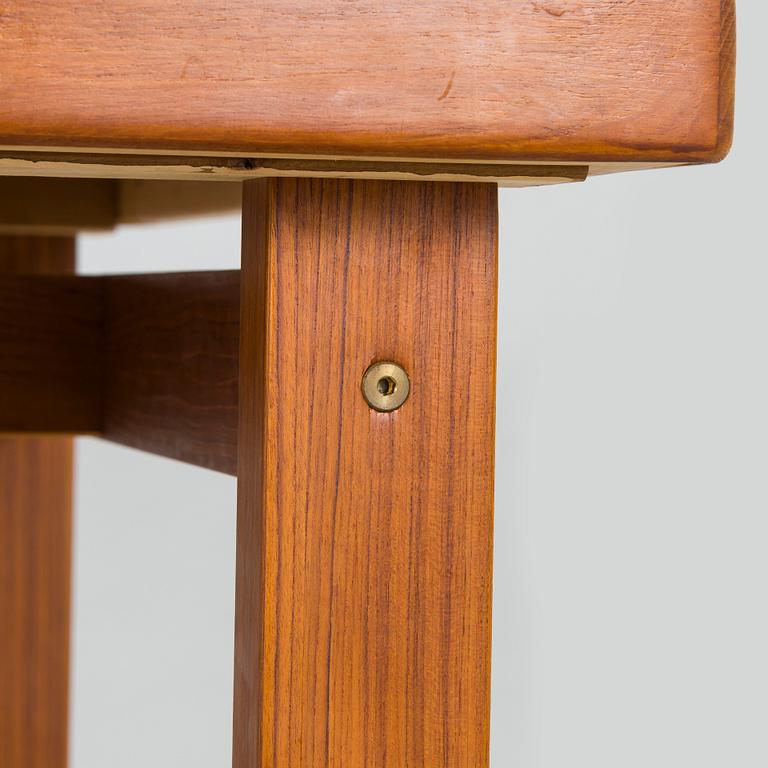 A mid-20th century dining table.