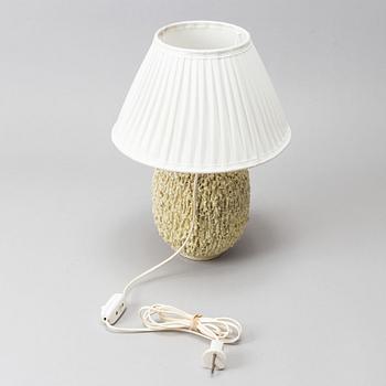 Gunnar Nylund, bordslampa, chamotterat stengods, "Igelkottvasen", Rörstrand, formgiven 1936.