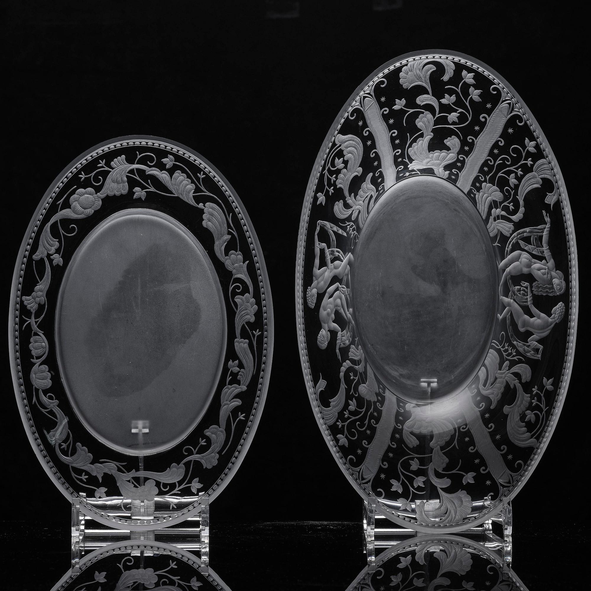 Simon Gate, an engraved Swedish Grace glass bowl on a plate, Orrefors, Sweden 1926, model 147.