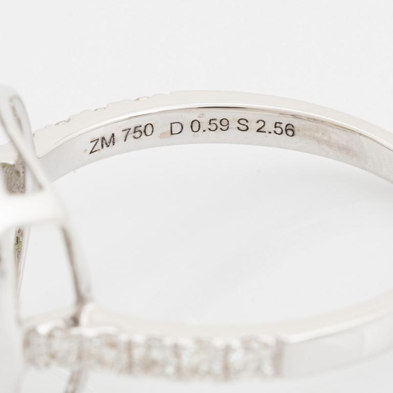 Cocktailring med grön turmalin och briljantslipade diamanter.