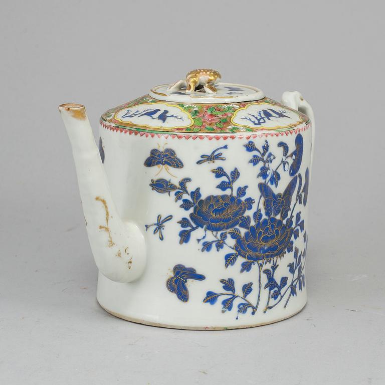 A large famille rose teapot with cover, Qing dynasty, late 19th century.