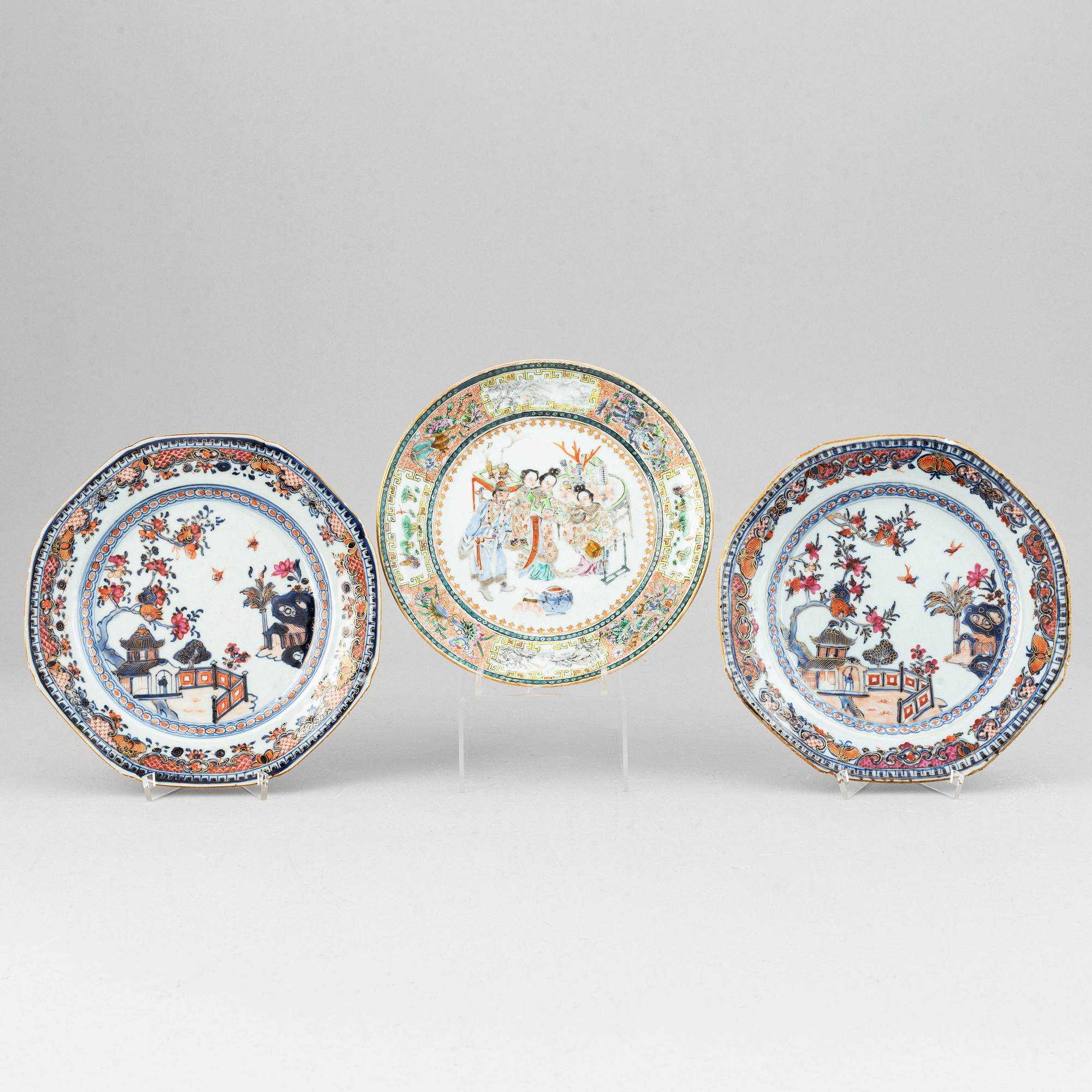 A set with three Chinese dinner plates, Qing dynasty, 18th/19th Century.