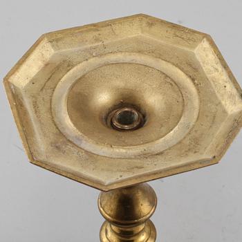 LJUSSTAKAR, ett par, mässing, barockstil, omkring sekelskiftet 1800/1900.