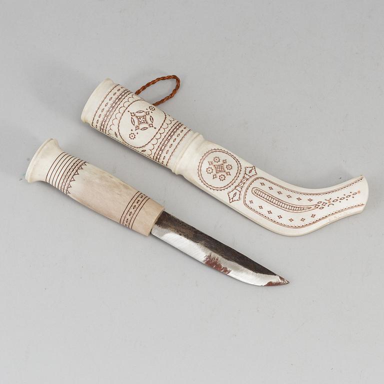 TORE SUNNA, a Sami reindeer horn knife, signed Thore Sunna.