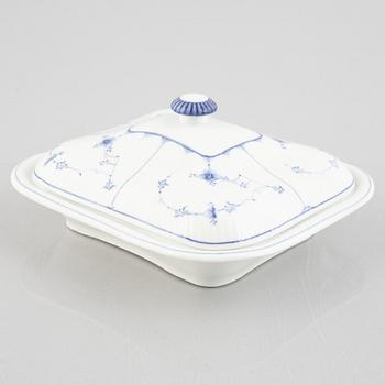 A 'Blue Fluted' / 'Musselmalet rifflet' dish with cover, Royal Copenhagen, later part of the 19th century.